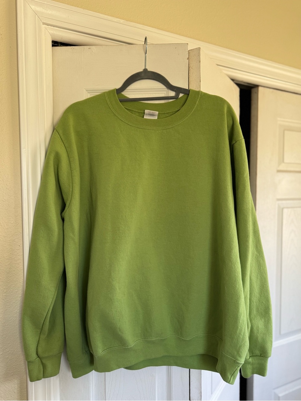 Gildan Men's Crewneck Sweatshirt in Kiwi